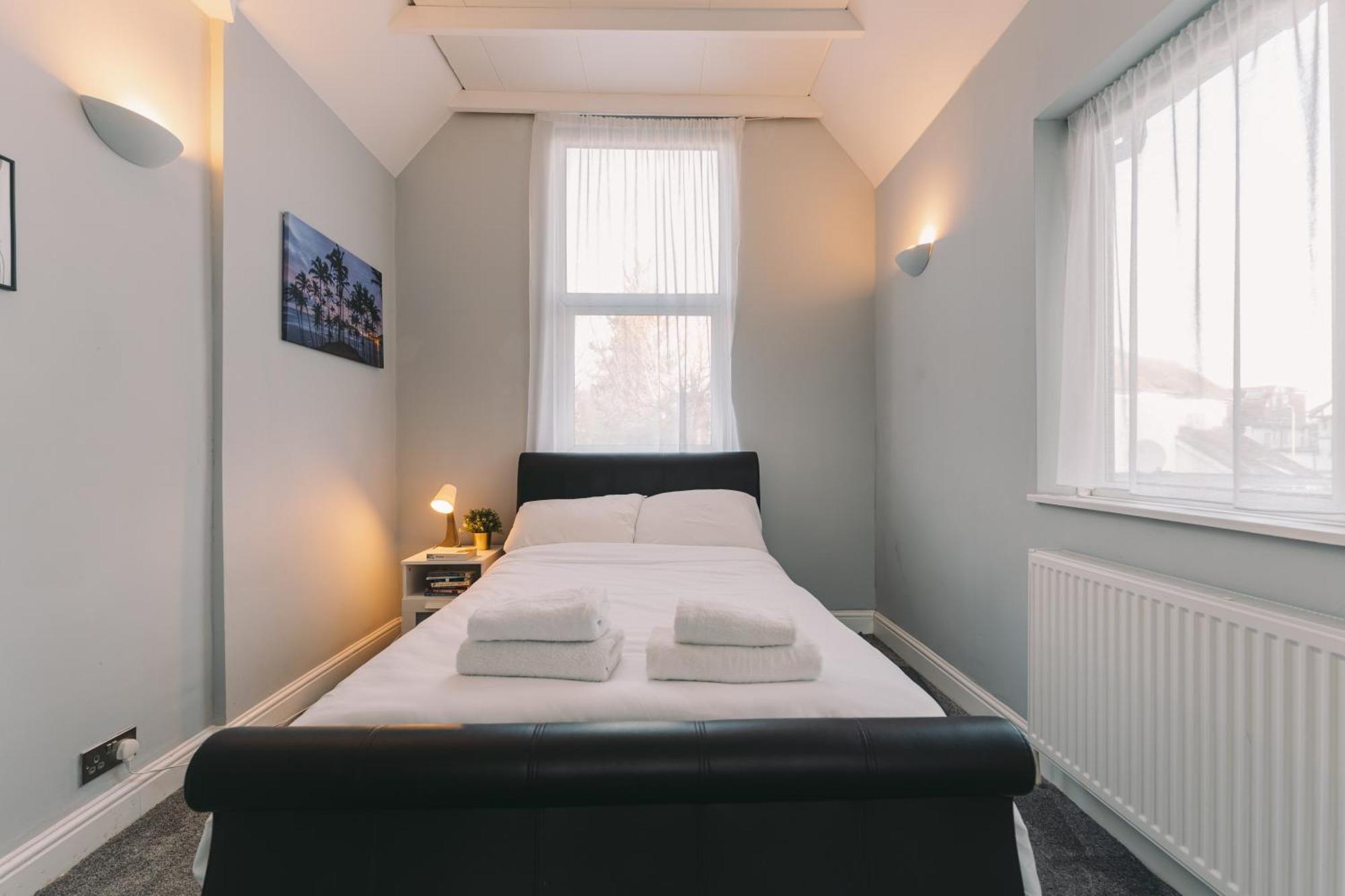 Modern Flat By The Underground. Apartment Лондон Екстериор снимка