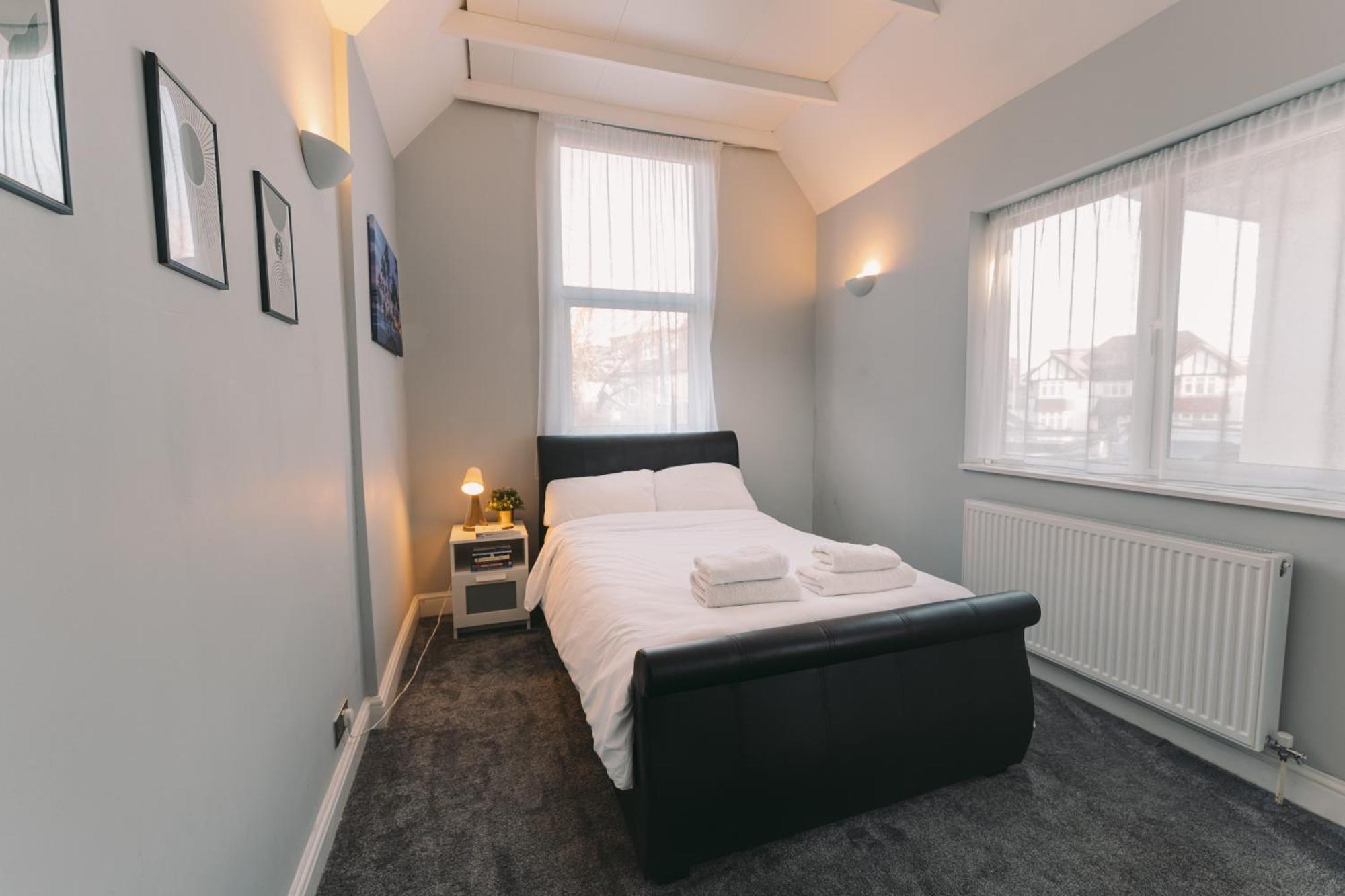 Modern Flat By The Underground. Apartment Лондон Екстериор снимка