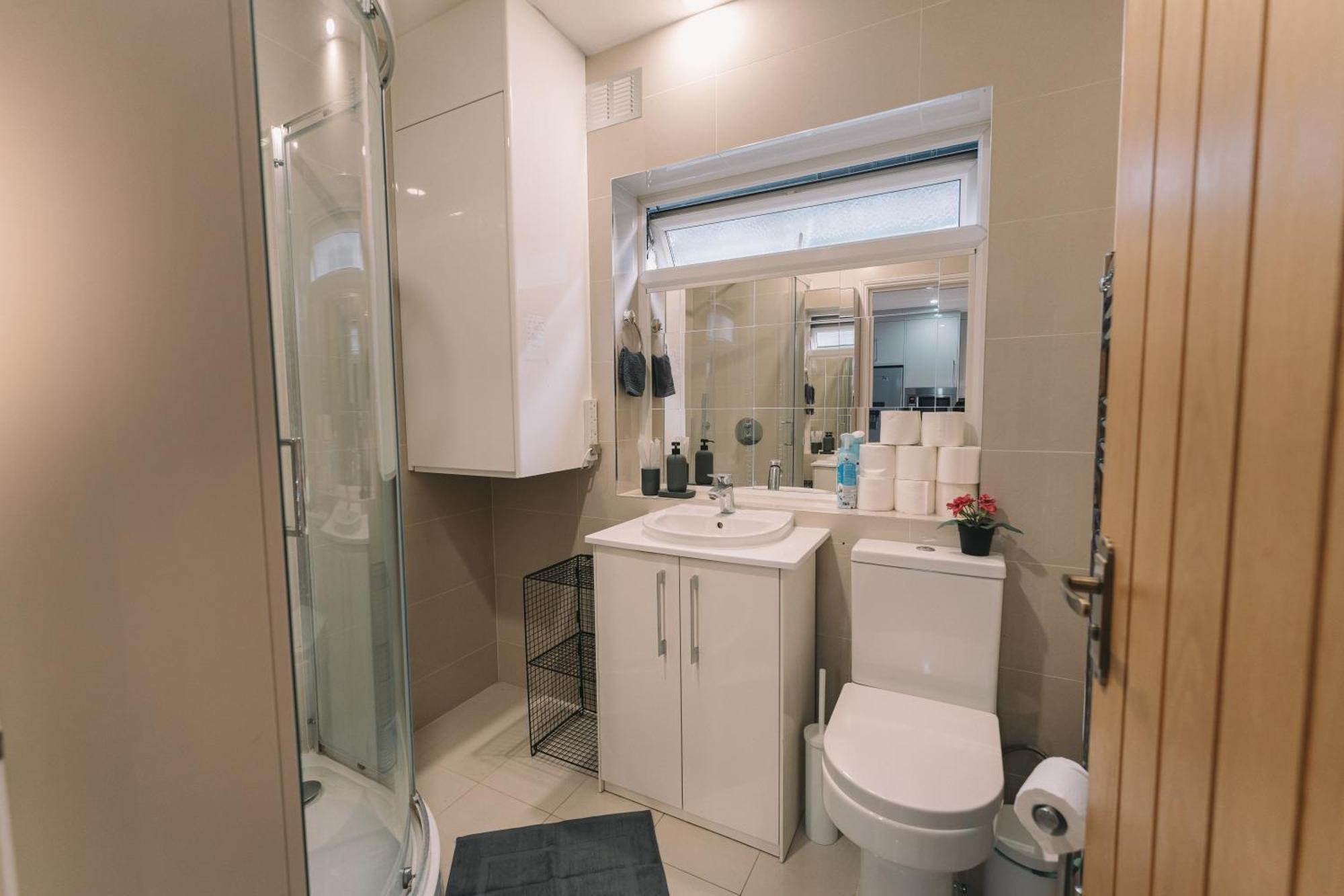 Modern Flat By The Underground. Apartment Лондон Екстериор снимка